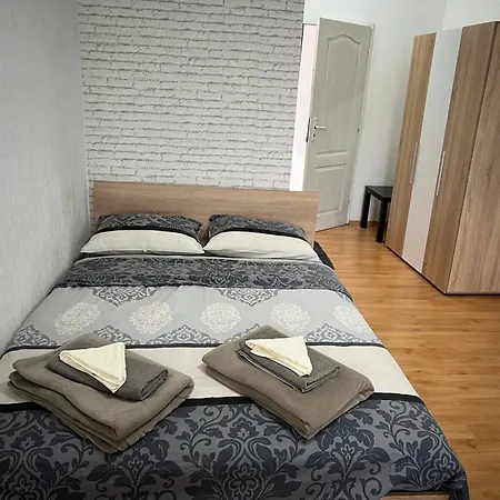 мини студио рози Apartman Szandanszki